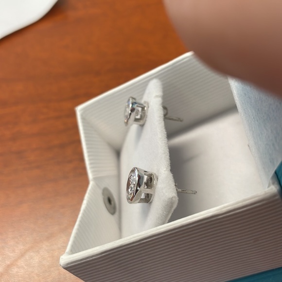 4ct Swarovski Crystal Stud Earrings - Picture 2 of 3